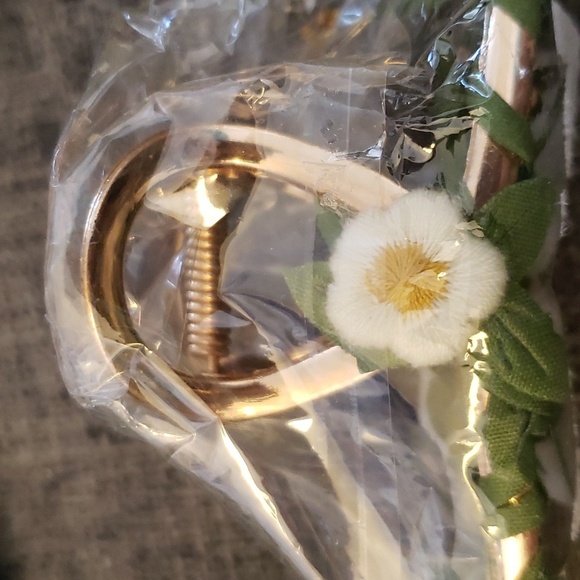 ITingstere 2 Piece Non-Slip Metal Butterfly Flower Clips - Picture 7 of 8